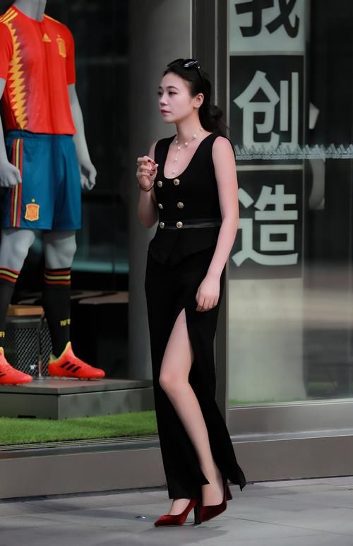 街拍：一字肩姑娘、长腿妹子、身姿妩媚小靓妹等，你最欣赏哪种？
