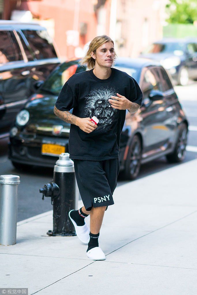 急见未婚妻？比伯运动袜配拖鞋略显邋遢一路小跑   满脸爆痘面颊