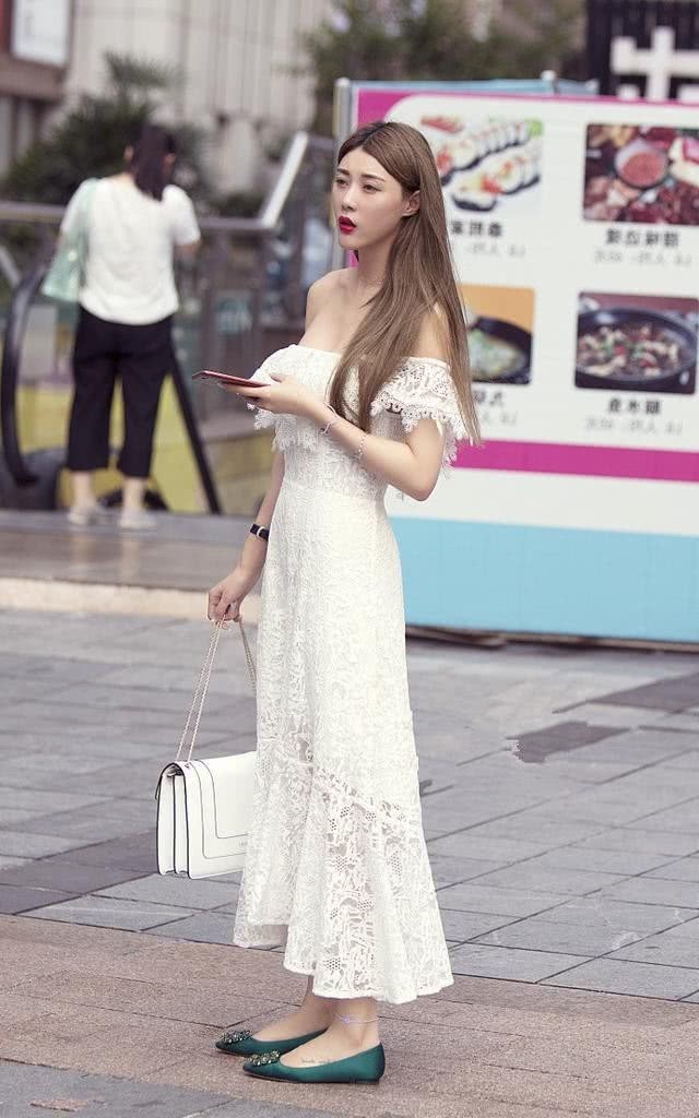 街拍：穿着高雅时尚美丽的小姐姐，美貌与好身材集一身！