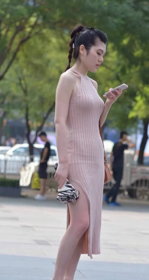 樱桃小嘴的小姐姐，穿裸色针织露肩连衣裙，腿部开叉露出傲人白皙