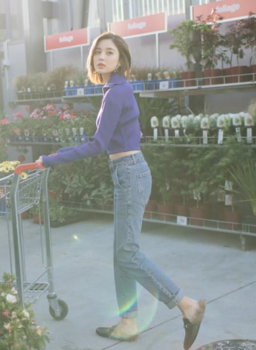 娜扎穿着一条“发育不良”的裤子，秀出大长腿，这双腿真的好看！