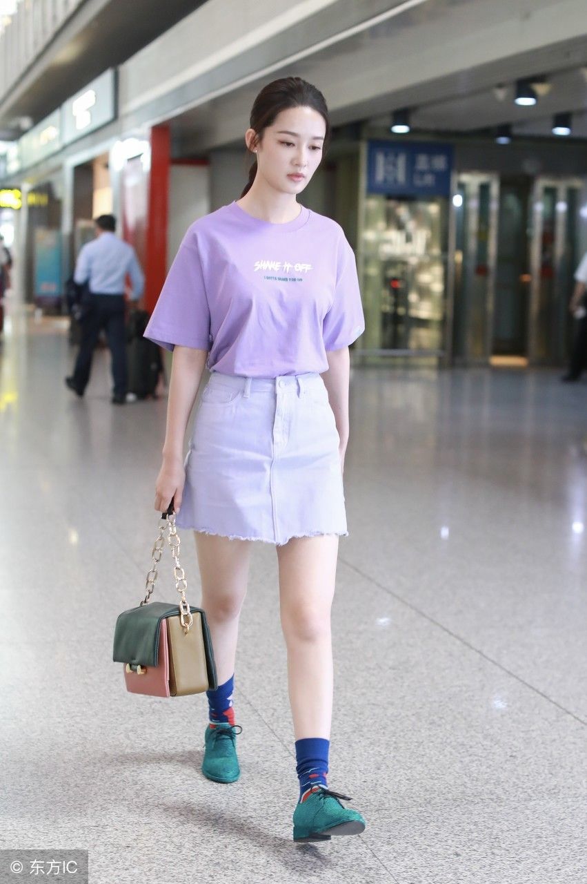 李沁现身机场，紫色T恤配短裙，清新甜美，墨绿色的鞋子实力抢镜