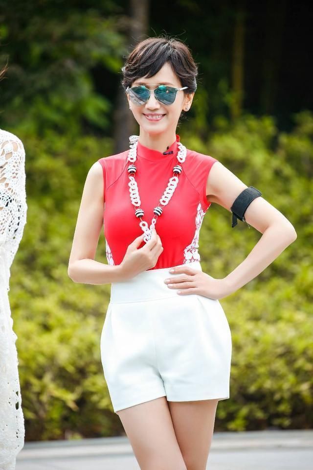 赵雅芝就是满脸皱纹的老太太,居然还敢穿短裤,真会赶潮流呢!