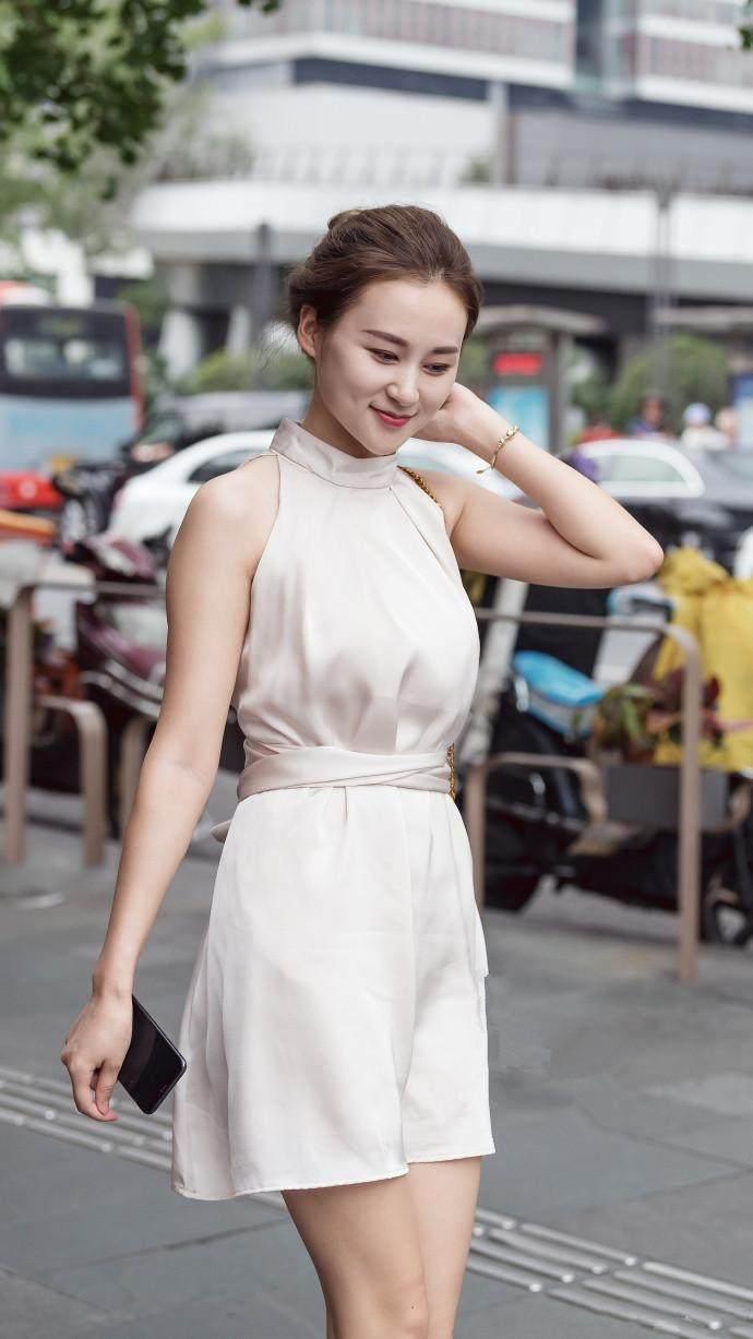 路人街拍：俏美靓丽的小姐姐，展现腿部优美线条