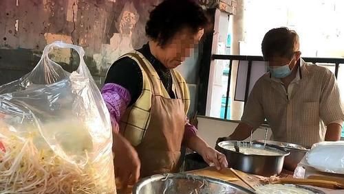  油炸@怪大娘卖“人气”早餐，人均10元随你吃，食客：她就不卖给小学生