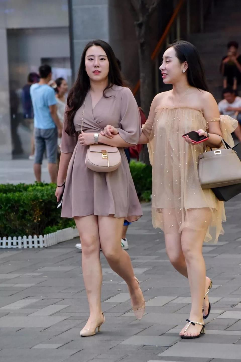 街拍：在街头体态风韵温柔性感的美女