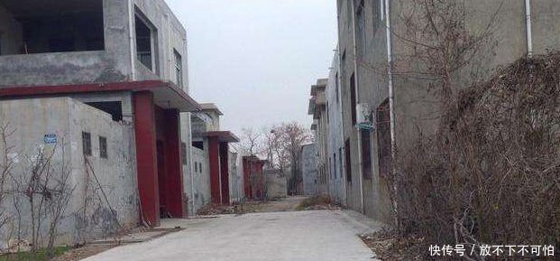 现代农村的高楼大厦, 却变成的空无一人