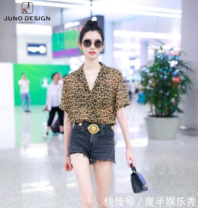 奚梦瑶身穿豹纹衬衫搭配黑色牛仔短裤亮相某机场, 豹纹衫好性感