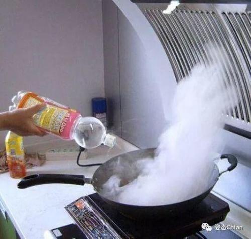 炒菜时，千万要不得的坏习惯，严重可致癌