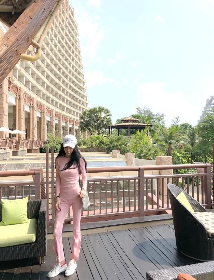 丰腴身材气质美女，粉色装更加迷人！