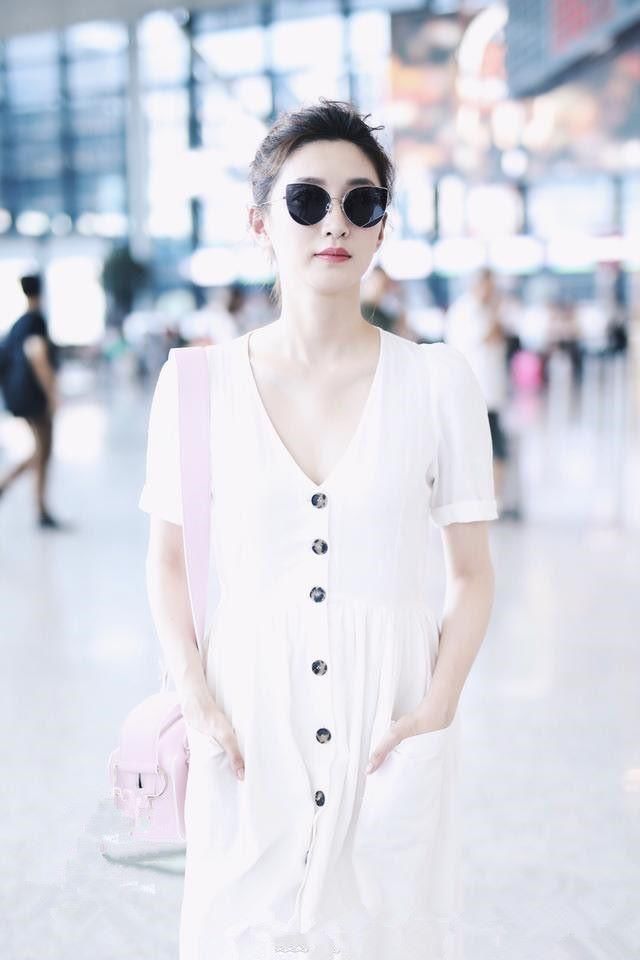 同穿平价长裙，江疏影穿出贵妇感，热巴却土味十足！