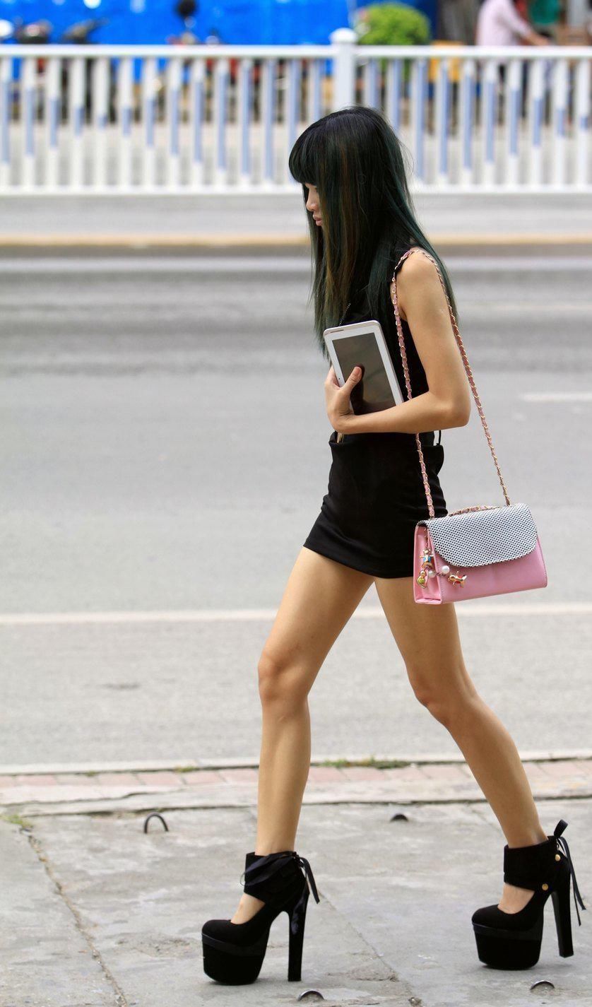 街拍:穿黑色紧身超短裙高跟长腿妹子,真瘦,瘦也是一种美
