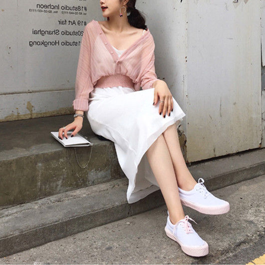 “冷淡风”裙子红得发紫，30-50岁女人穿特美，甜美显白嫩