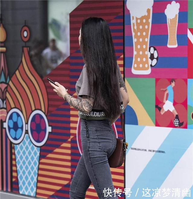 街拍短衫、低腰紧身裤的穿搭，尽显长腿小蛮腰