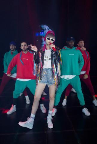 李宇春终于秀腿了，裤子越穿越短，网友：原来身材这么有料！