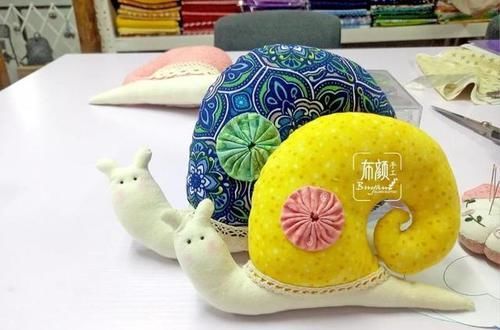 「布艺」一小块花布就能做玩偶,布艺蜗牛玩偶,做抱枕好舒服,附教程