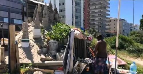 世界上最落魄“国王”，3平米城堡住22年，下雨坏了要自己修