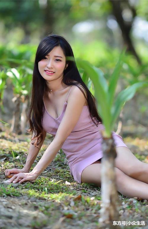 街拍：户外小姐姐白色丝袜吸引眼球，自带成熟妩媚属性