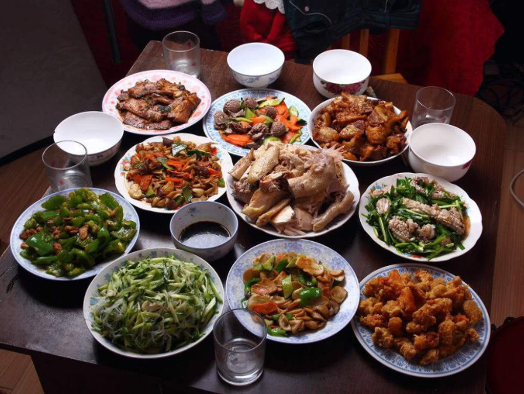 韩国人向中国人炫耀年夜饭,中国人就笑笑不说