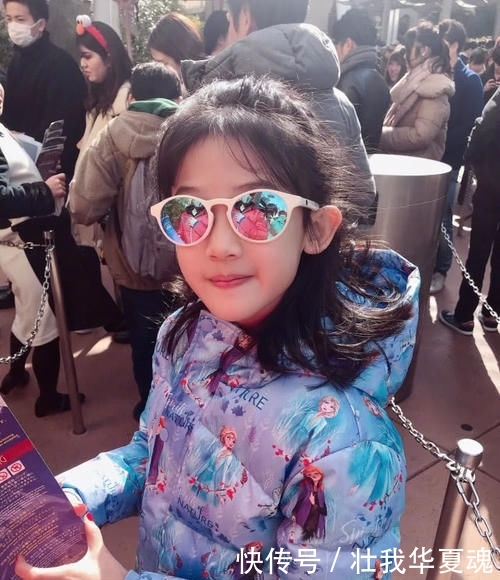 『蓝色』陆毅晒大女儿近照,11岁贝儿抱吉他自弹自唱,身高已到爸爸肩膀