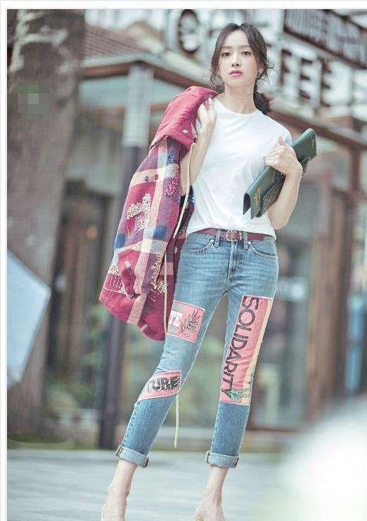 宋茜打开秀腿新世界，牛仔裙太厉害，网友：这是她自己定制的吧