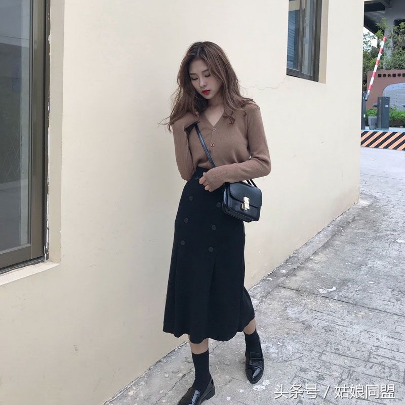 70、80后秋天不知道怎么穿?学学下面穿包裙套装,气质时髦显美嫩