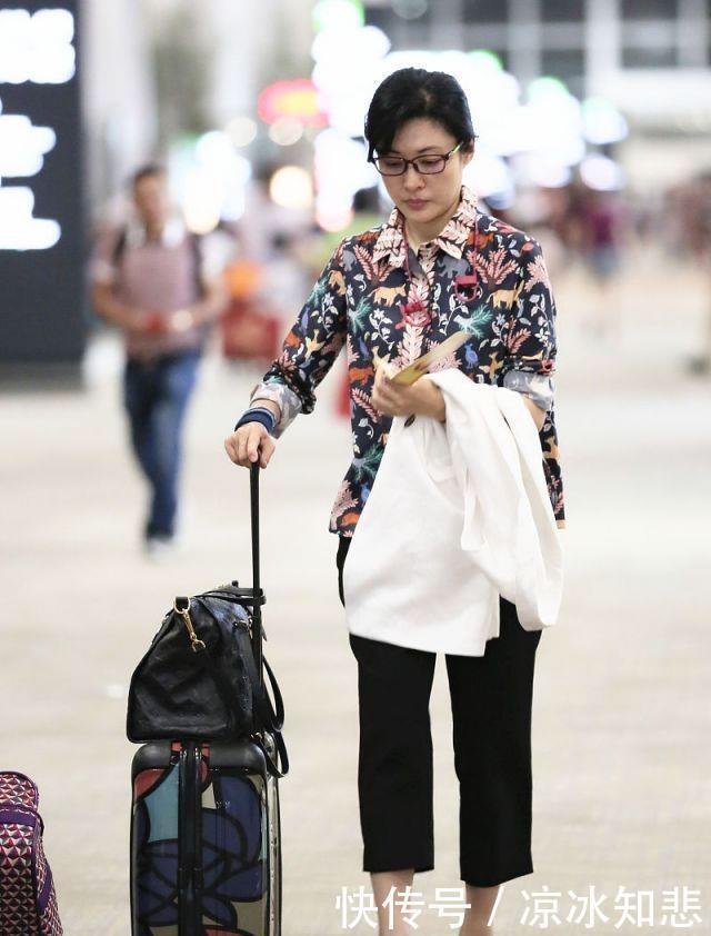 【出了她】著名主持人周涛走机场,印花衬衫配八分裤,素颜出行依然优雅大气