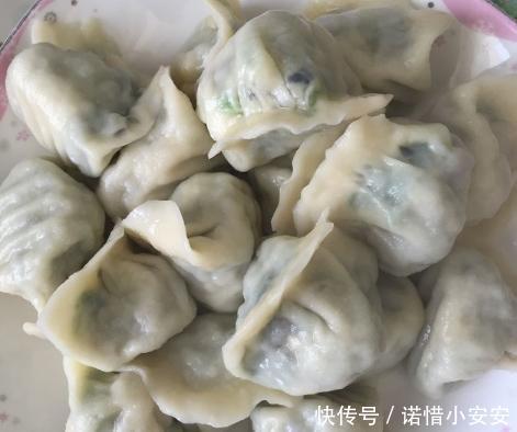 『包饺子』韭菜馅饺子好不好吃,放什么油是关键,婆婆这样做,饺子更鲜香