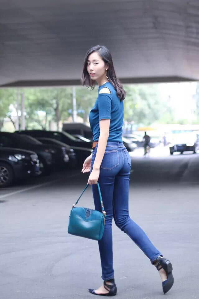 紧身牛仔裤提高美女时尚指数，青春靓丽不打折