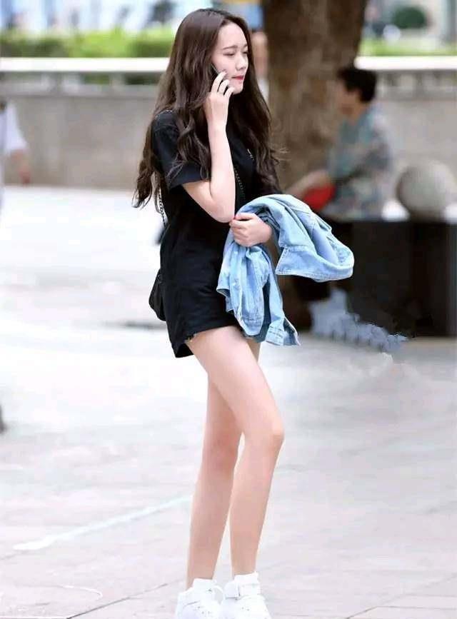 街拍：小姐姐高挑迷人超有女人味，美翻天了！