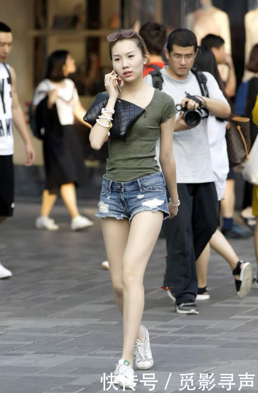 街拍:青春优雅的小姐姐,玲珑有致的身材,盈盈可握的小蛮腰太吸