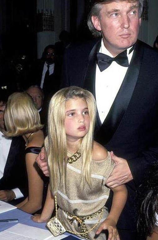 伊万卡穿黑西装拎香奈儿回家, 为躲邻居衣服没换就再次出门