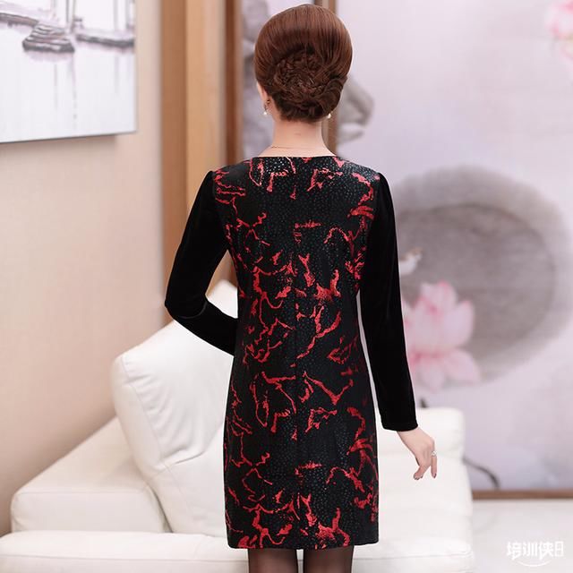 奔四奔五女人今年流行这样穿连衣裙，显高又洋气，简直美惨了