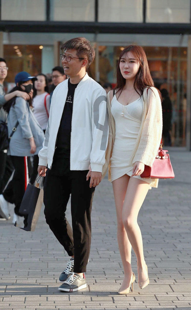 黑小伙逆袭搂着身材火辣小姐姐一脸骄傲，小姐姐这裙子再短就出事