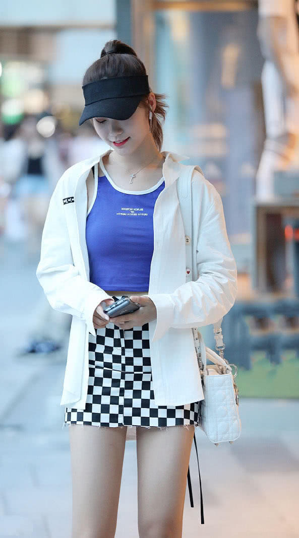 青春美少女穿半身裙秀出一双笔直美腿，走在街上一双长腿格外的迷