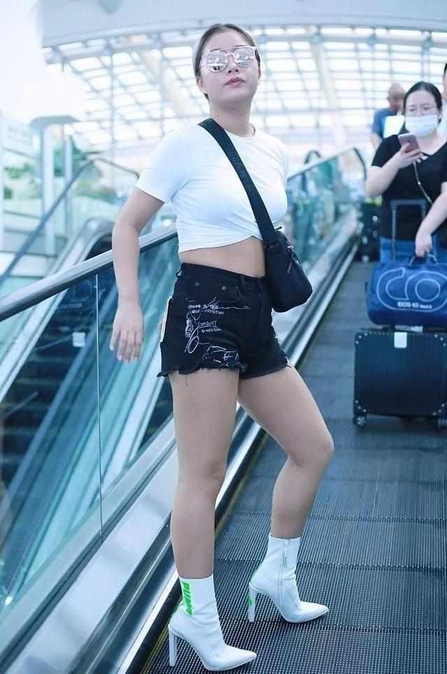 130斤王菊撞上86斤唐嫣，同穿黑色超短裤，网友：看完不想减肥了