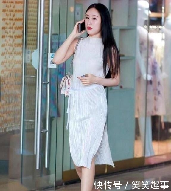 『身材』街拍,紧致身材的小姐姐,展现高挑身段,身材高挑