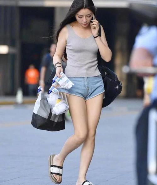 街拍怎么穿也好看!身材微胖白嫩的牛仔辣裤小美女