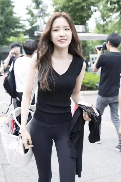 网红小姐姐一身黑色紧身装展现凹凸身材，真人看着比照片美多了