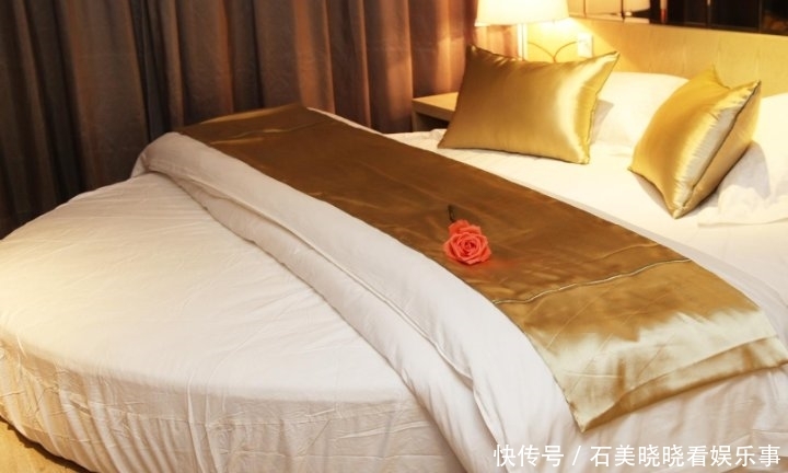  『水床』情侣酒店中的水床，里面装的到底是什么？看完长见识了