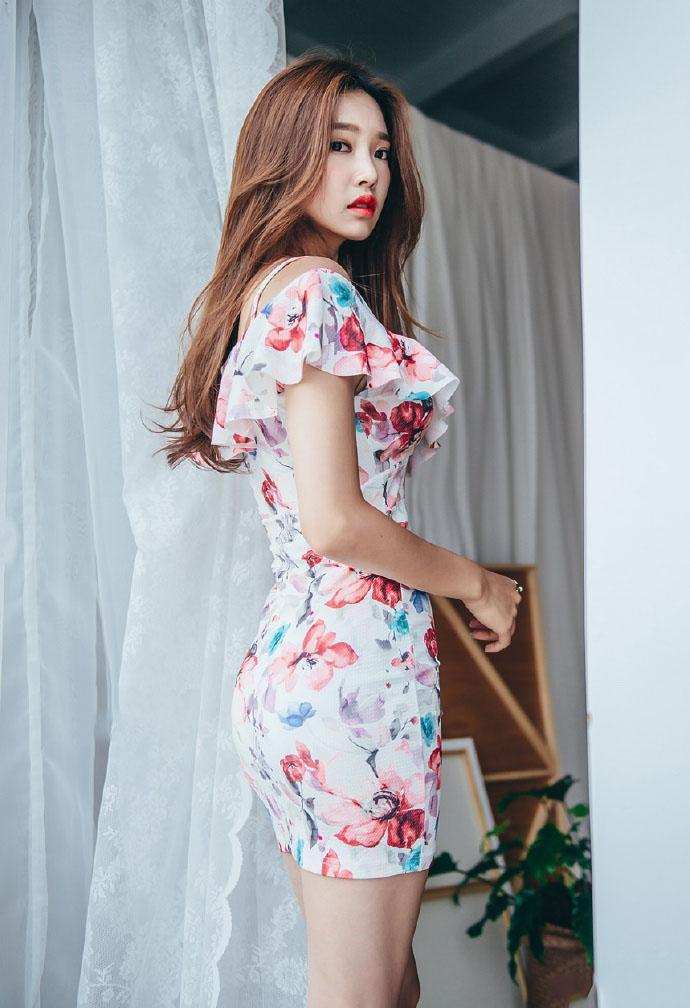 能驾驭印花的裙的姑娘, 身材有料, 都是那么的美!