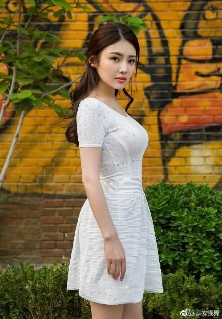 “大嫂”徐冬冬太迷人！穿着简单尽显少女魅力，朦胧也是一种美！
