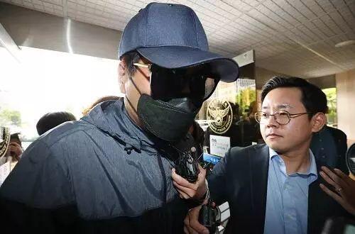 韩网红哭诉遭20名中年男猥亵拍不雅照，涉案男子跳桥自杀：我冤枉