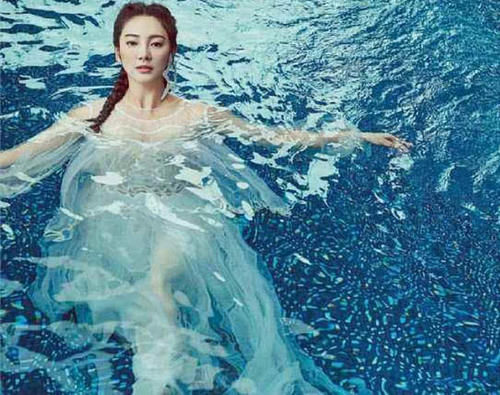 张雨绮印花包臀裙秀美腿，上身玫红透视装却穿出麒麟臂，扎心啦！