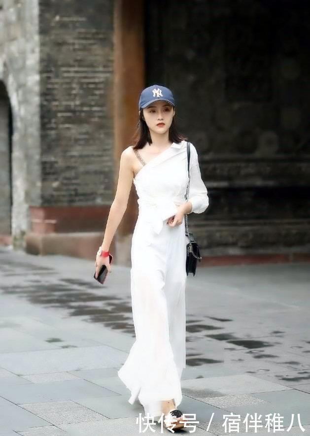  #靓丽#小姐姐一身白色的靓丽穿搭，非常的淡雅有气质