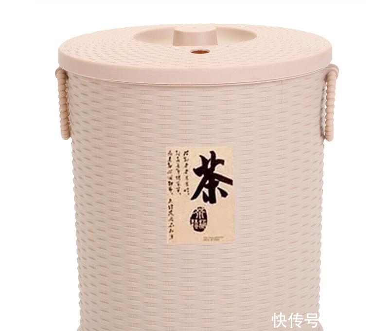  #小伙#江西南康一个小伙, 将实木茶桌与鱼缸相结合, 茶桌中养鱼,