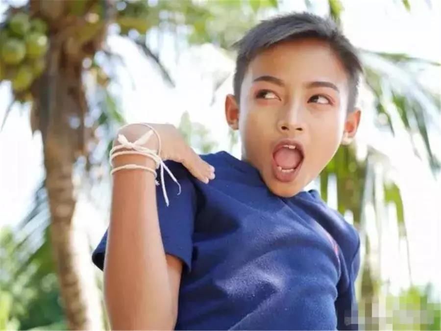 不爱足球爱化妆?12岁泰国男孩爆红网络，化妆技术堪称一绝!