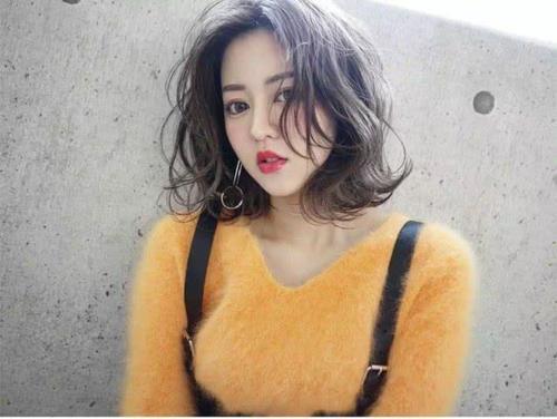 三四十岁的女人，头发不烫显老！换上这3款“发型”，时髦又年轻