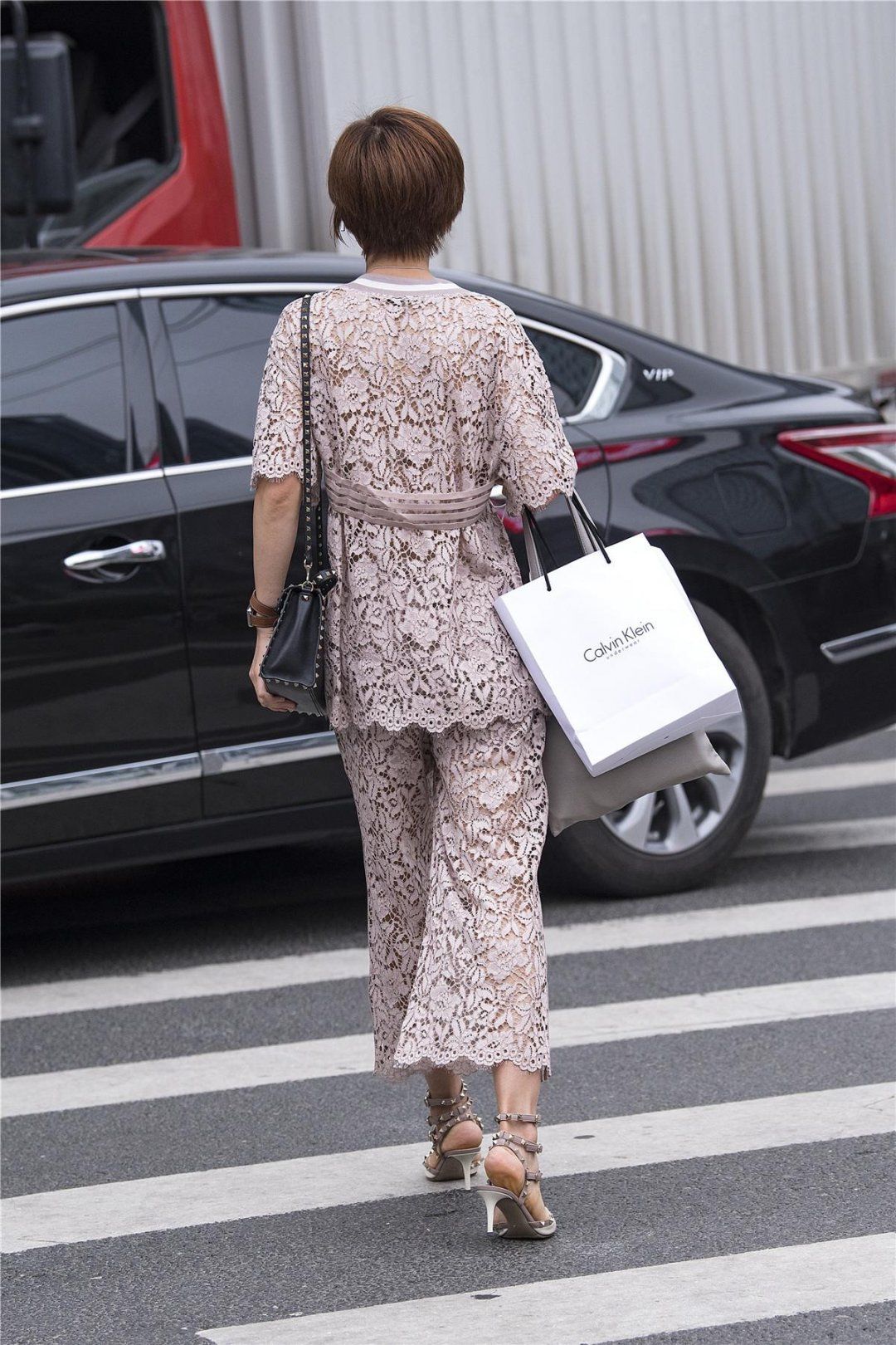 街拍:穿雷斯莎装的姑娘，尽显华丽高雅气质