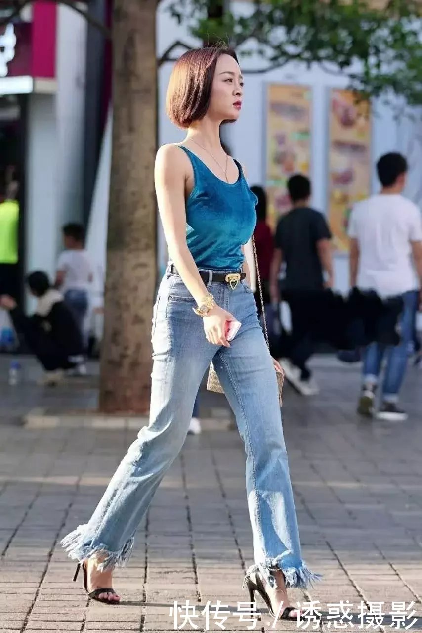 甜美小姐姐这样的服装穿搭很是诱人，紧绷的翘臀给人带来活力